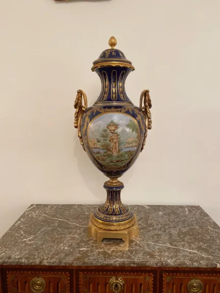 Grand Vase En Porcelaine Bleu Dans Le Gout De Sevres Bronze Doré