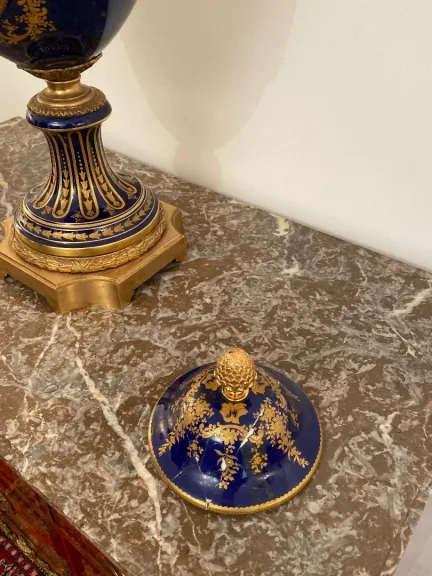 Grand Vase En Porcelaine Bleu Dans Le Gout De Sevres Bronze Doré