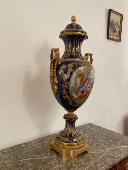 Grand Vase En Porcelaine Bleu Dans Le Gout De Sevres Bronze Doré