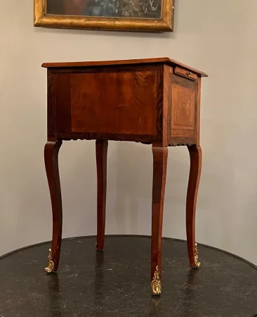 Table Chiffonniere Ecritoire Galbée d'Epoque Louis XV Vers 1730
