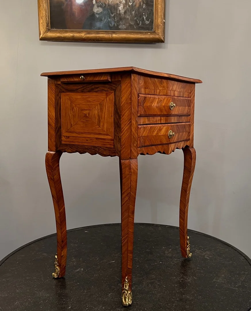 Table Chiffonniere Ecritoire Galbée d'Epoque Louis XV Vers 1730