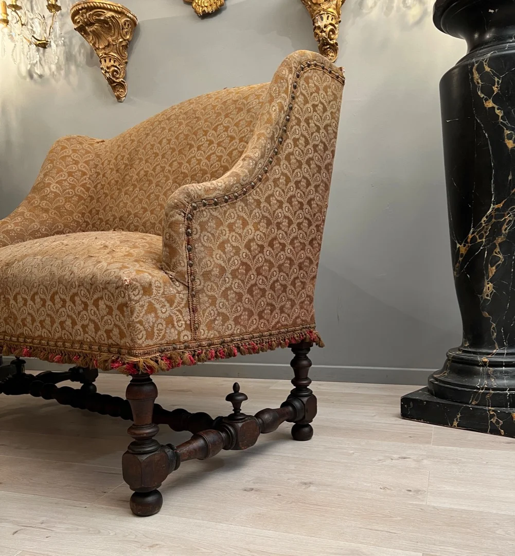 Rare Petite Banquette En Noyer d'Epoque Louis XIII XVIIème