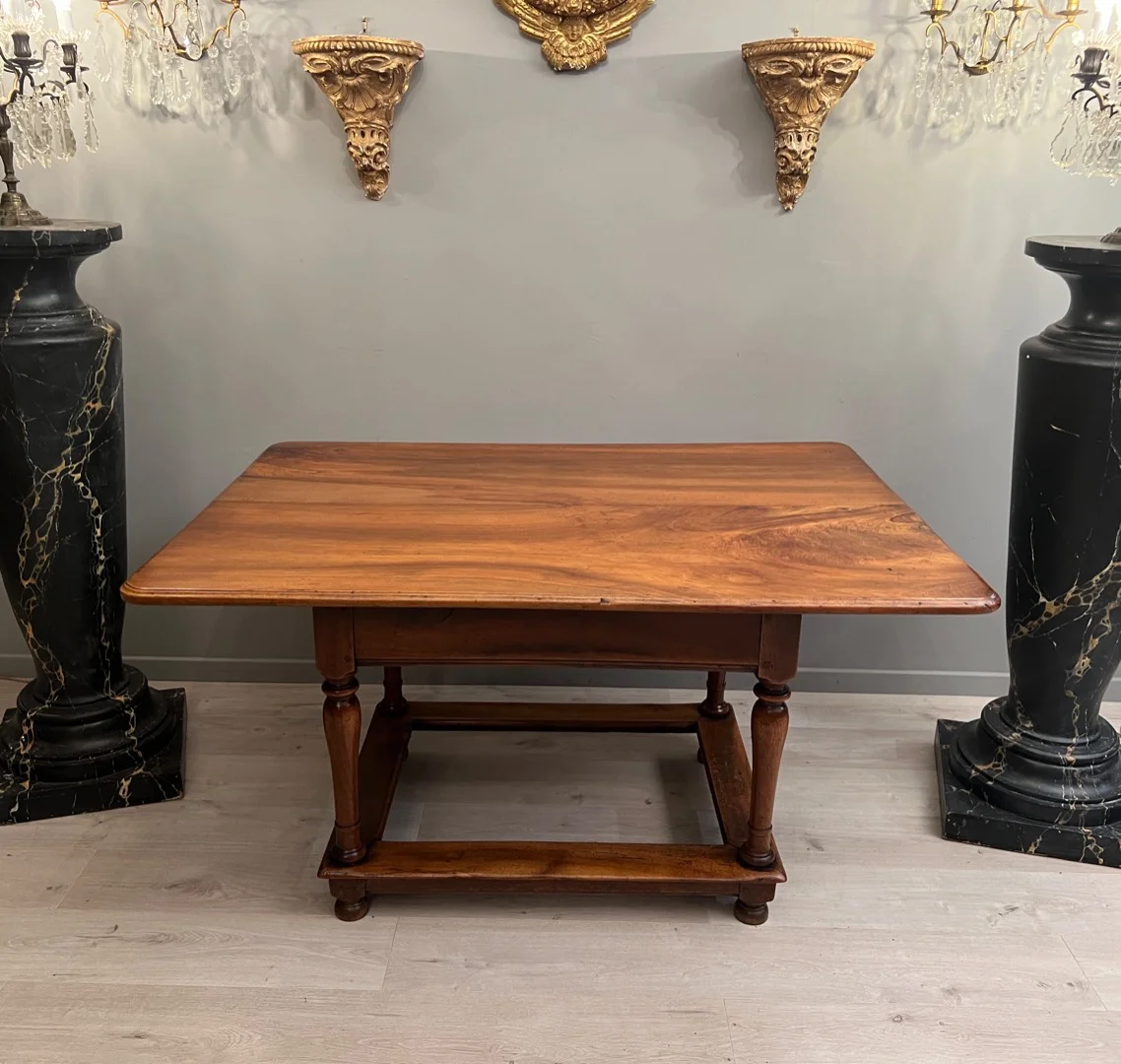 Belle Table En Noyer d'Epoque XVIIIème