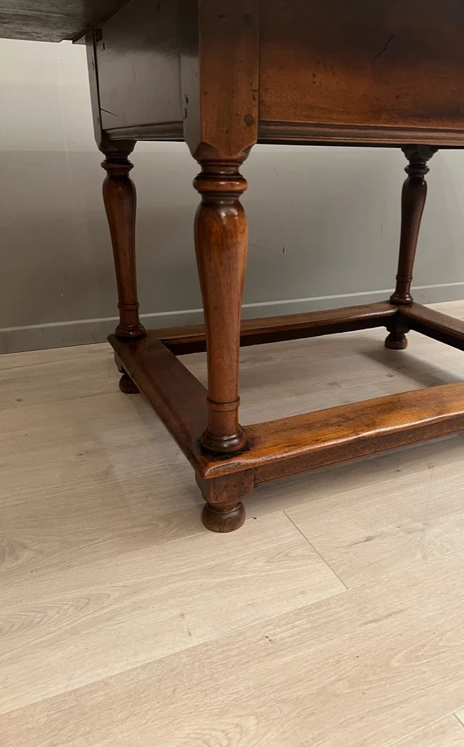 Belle Table En Noyer d'Epoque XVIIIème