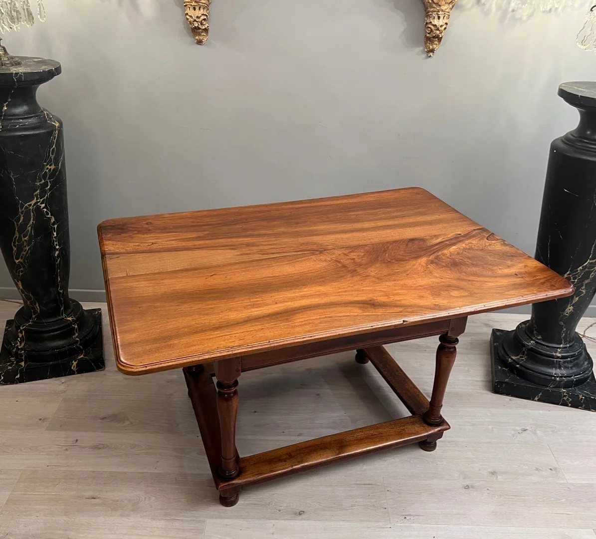 Belle Table En Noyer d'Epoque XVIIIème