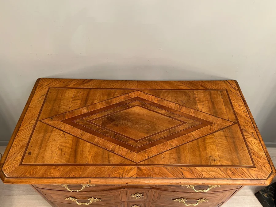 Commode En Marqueterie A Facade Galbée d'Epoque Louis XIV