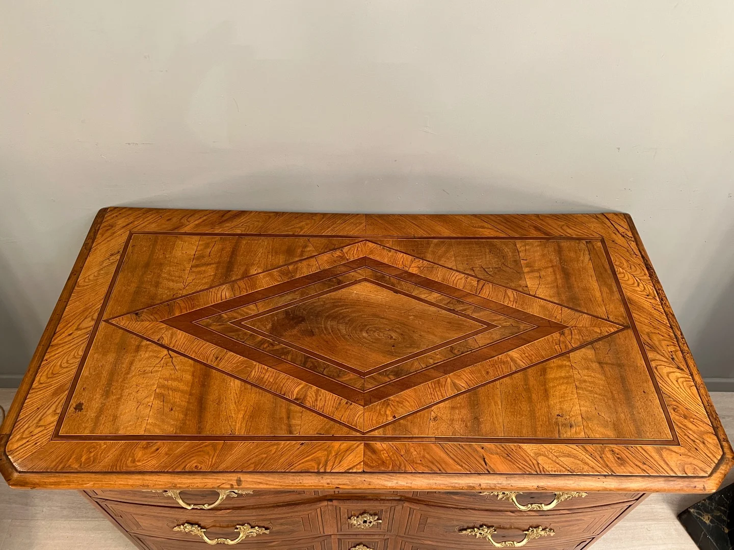 Commode En Marqueterie A Facade Galbée d'Epoque Louis XIV