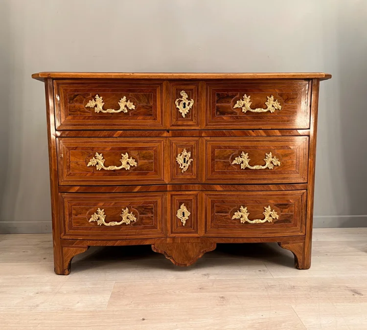 Commode En Marqueterie A Facade Galbée d'Epoque Louis XIV