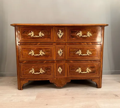 Commode En Marqueterie A Facade Galbée d'Epoque Louis XIV