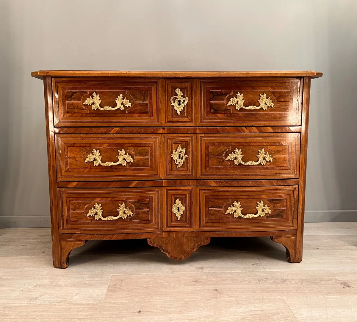 Commode En Marqueterie A Facade Galbée d'Epoque Louis XIV