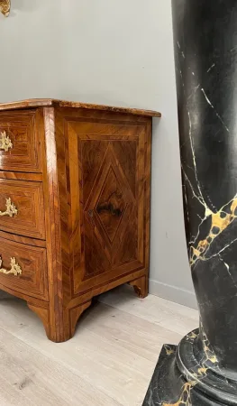 Commode En Marqueterie A Facade Galbée d'Epoque Louis XIV