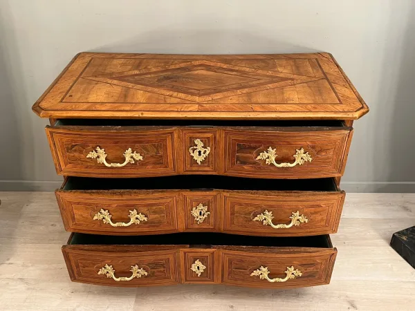 Commode En Marqueterie A Facade Galbée d'Epoque Louis XIV