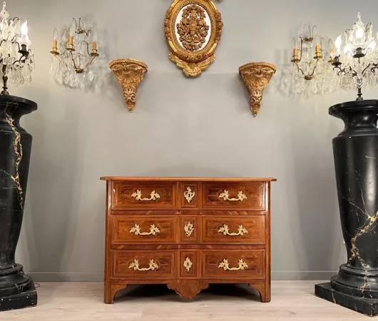 Commode En Marqueterie A Facade Galbée d'Epoque Louis XIV