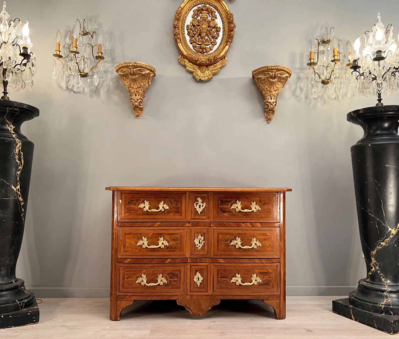 Commode En Marqueterie A Facade Galbée d'Epoque Louis XIV