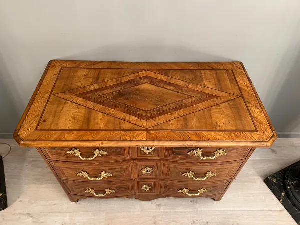 Commode En Marqueterie A Facade Galbée d'Epoque Louis XIV