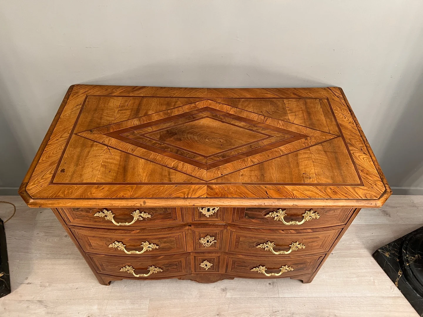 Commode En Marqueterie A Facade Galbée d'Epoque Louis XIV