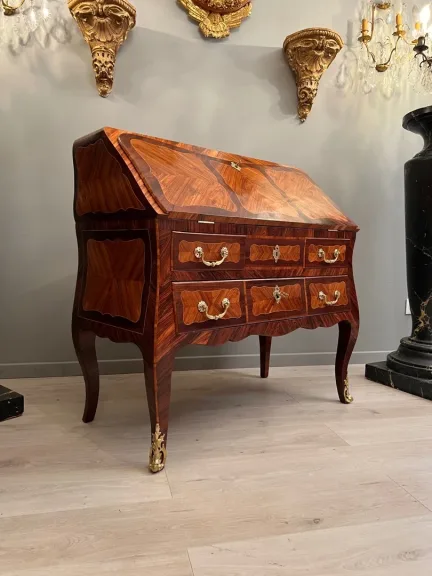 Bureau De Pente Galbé En Marqueterie d'Epoque Louis XV Vers 1750