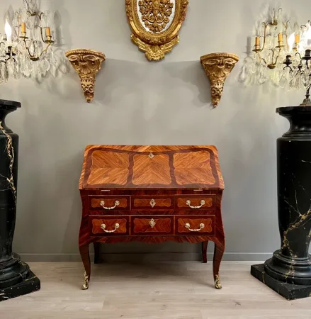 Bureau De Pente Galbé En Marqueterie d'Epoque Louis XV Vers 1750
