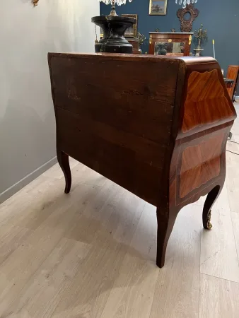 Bureau De Pente Galbé En Marqueterie d'Epoque Louis XV Vers 1750