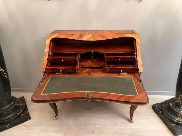 Bureau De Pente Galbé En Marqueterie d'Epoque Louis XV Vers 1750