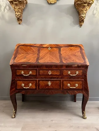 Bureau De Pente Galbé En Marqueterie d'Epoque Louis XV Vers 1750