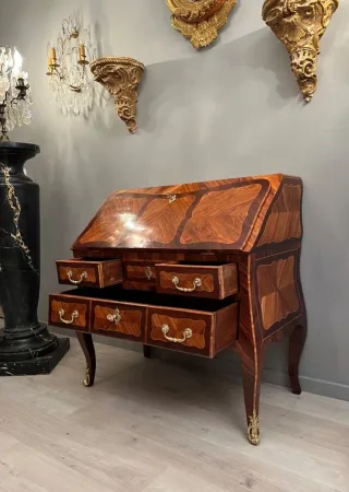 Bureau De Pente Galbé En Marqueterie d'Epoque Louis XV Vers 1750