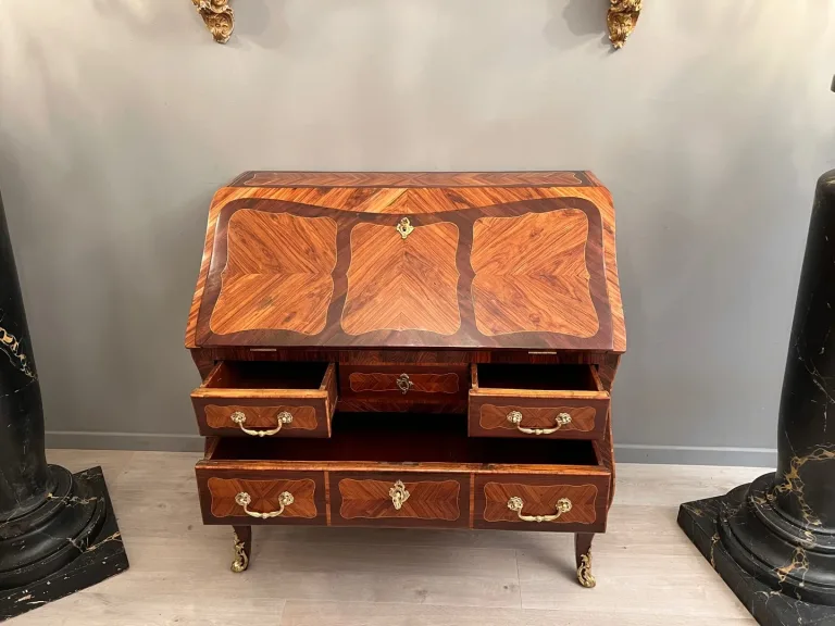 Bureau De Pente Galbé En Marqueterie d'Epoque Louis XV Vers 1750