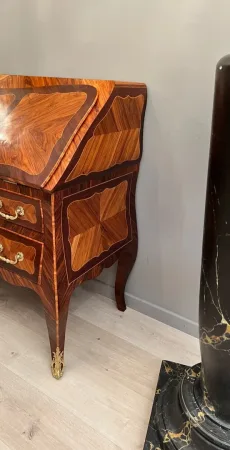 Bureau De Pente Galbé En Marqueterie d'Epoque Louis XV Vers 1750