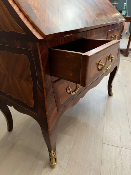 Bureau De Pente Galbé En Marqueterie d'Epoque Louis XV Vers 1750