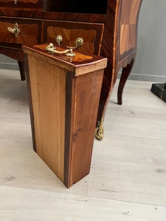 Bureau De Pente Galbé En Marqueterie d'Epoque Louis XV Vers 1750