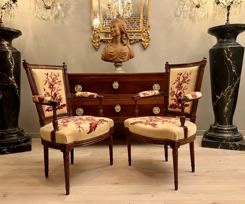 Paire De Fauteuils Cabriolets En Noyer d'Epoque Louis XVI Vers 1780