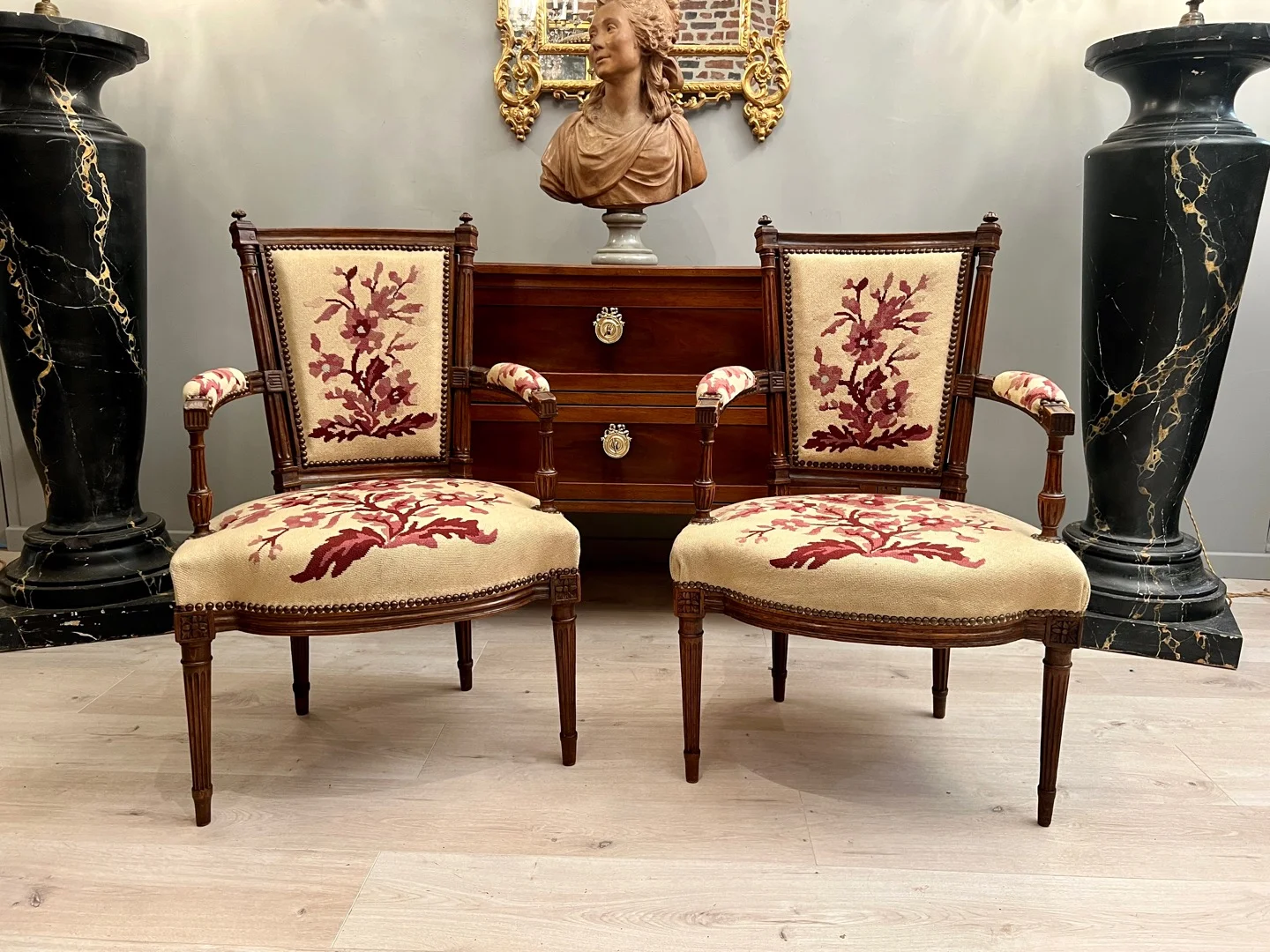 Paire De Fauteuils Cabriolets En Noyer d'Epoque Louis XVI Vers 1780
