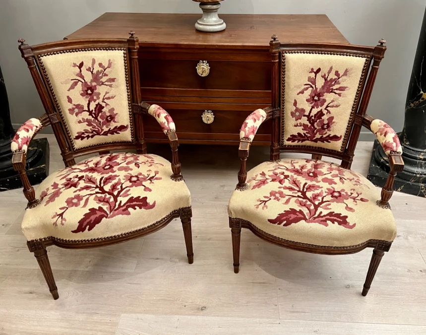 Paire De Fauteuils Cabriolets En Noyer d'Epoque Louis XVI Vers 1780