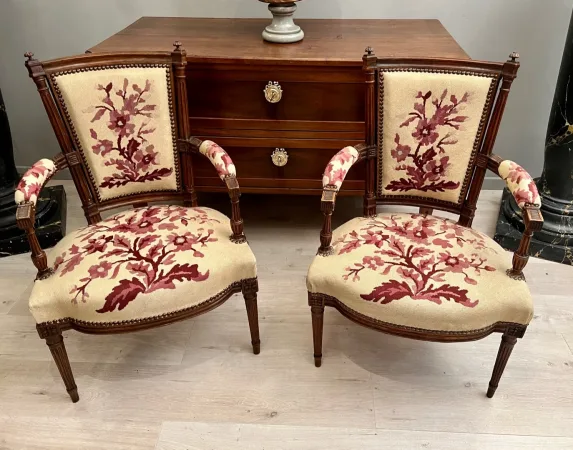 Paire De Fauteuils Cabriolets En Noyer d'Epoque Louis XVI Vers 1780