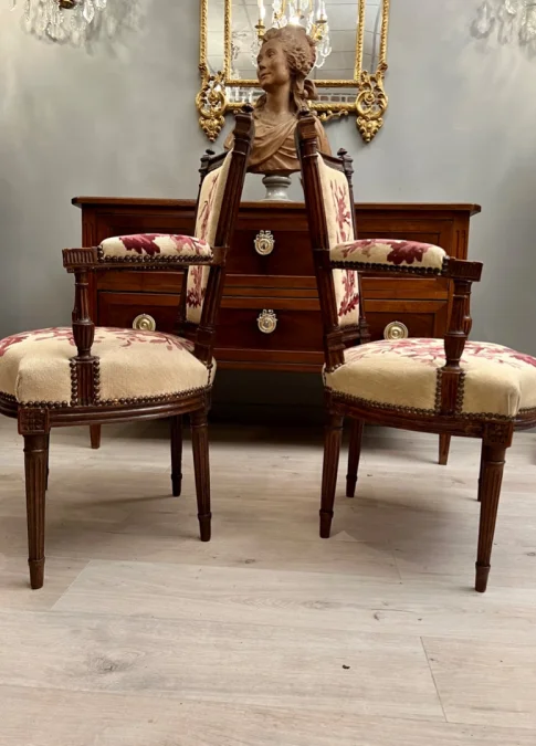 Paire De Fauteuils Cabriolets En Noyer d'Epoque Louis XVI Vers 1780
