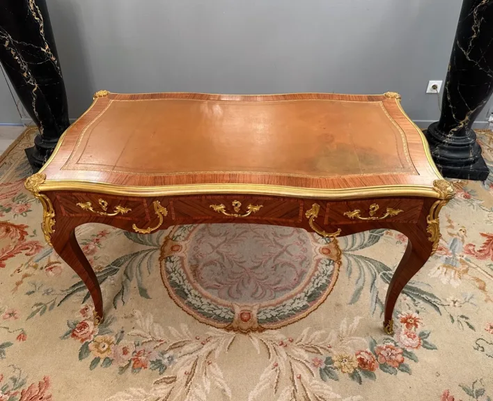 Maurice Rinck, Bureau Plat De Style Louis XV En Marqueterie Bronze Dore Vers 1900 Estampillé