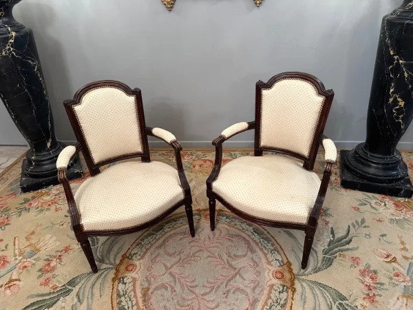 Paire De Fauteuils En Noyer d'Epoque Louis XVI Vers 1770