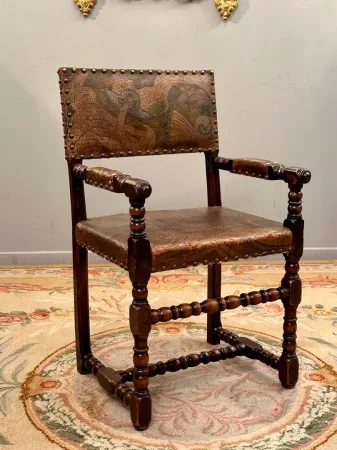 Chaise A Bras Cuir De Cordoue d'Epoque Louis XIII XVIIeme