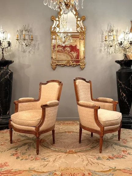 Paire De Bergères En Noyer De Style Louis XVI Vers 1900