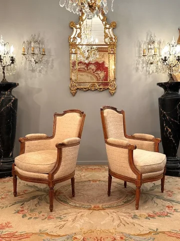 Paire De Bergères En Noyer De Style Louis XVI Vers 1900