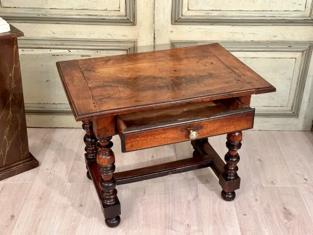 Table De Milieu En Noyer d'Epoque Louis XIII XVIIème