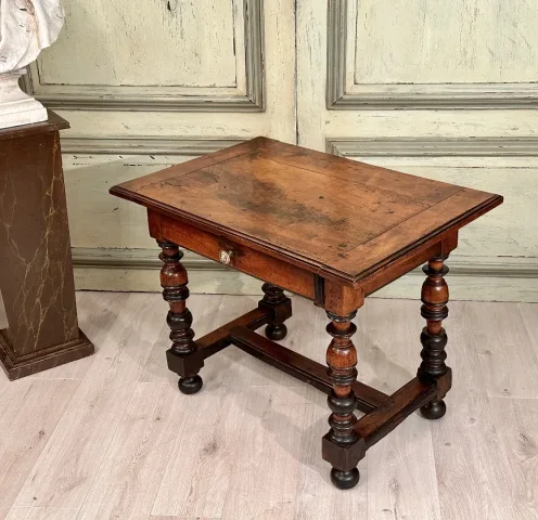 Table De Milieu En Noyer d'Epoque Louis XIII XVIIème