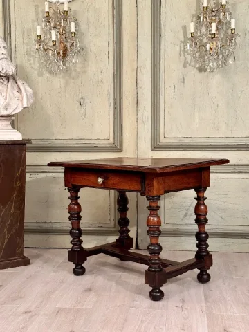 Table De Milieu En Noyer d'Epoque Louis XIII XVIIème