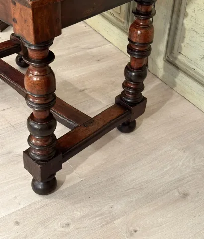 Table De Milieu En Noyer d'Epoque Louis XIII XVIIème