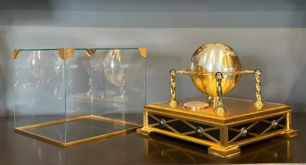 Hour Lavigne, Pendulette De Table Globe Terrestre En Bronze