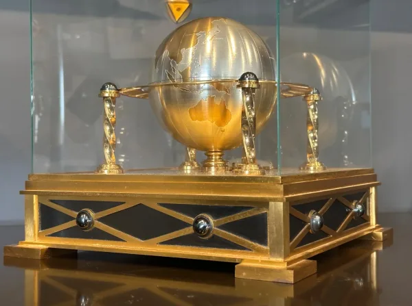 Hour Lavigne, Pendulette De Table Globe Terrestre En Bronze