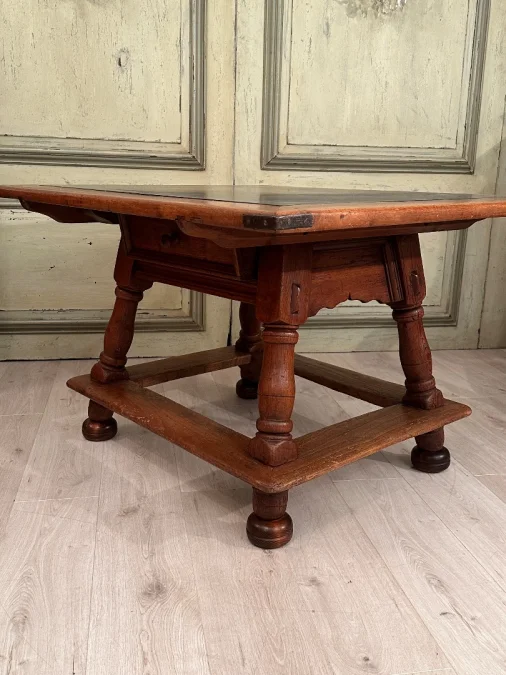 Table De Changeur En Noyer d'Epoque XVIIeme Siecle
