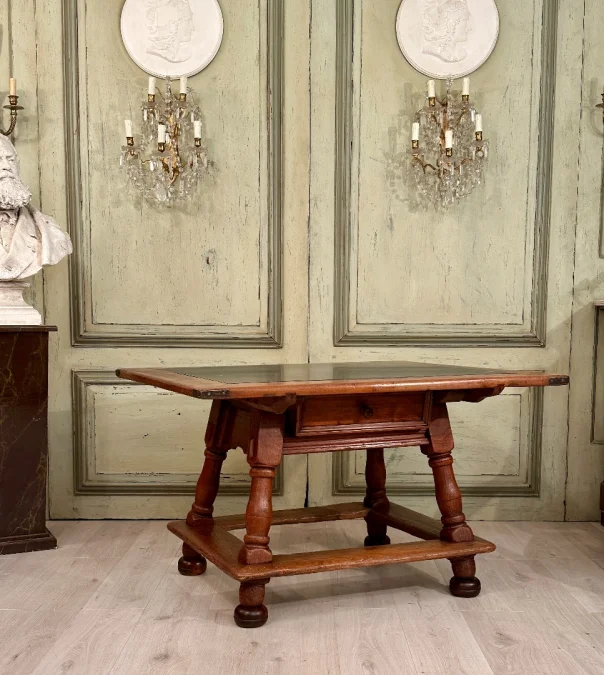Table De Changeur En Noyer d'Epoque XVIIeme Siecle