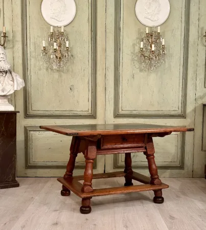 Table De Changeur En Noyer d'Epoque XVIIeme Siecle