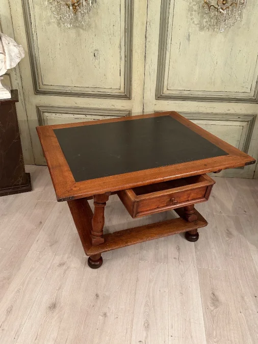 Table De Changeur En Noyer d'Epoque XVIIeme Siecle
